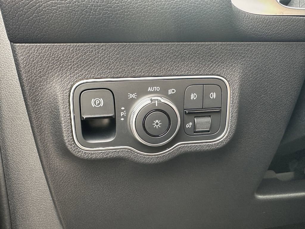 Certified 2025 Mercedes-Benz GLB 250 image 34