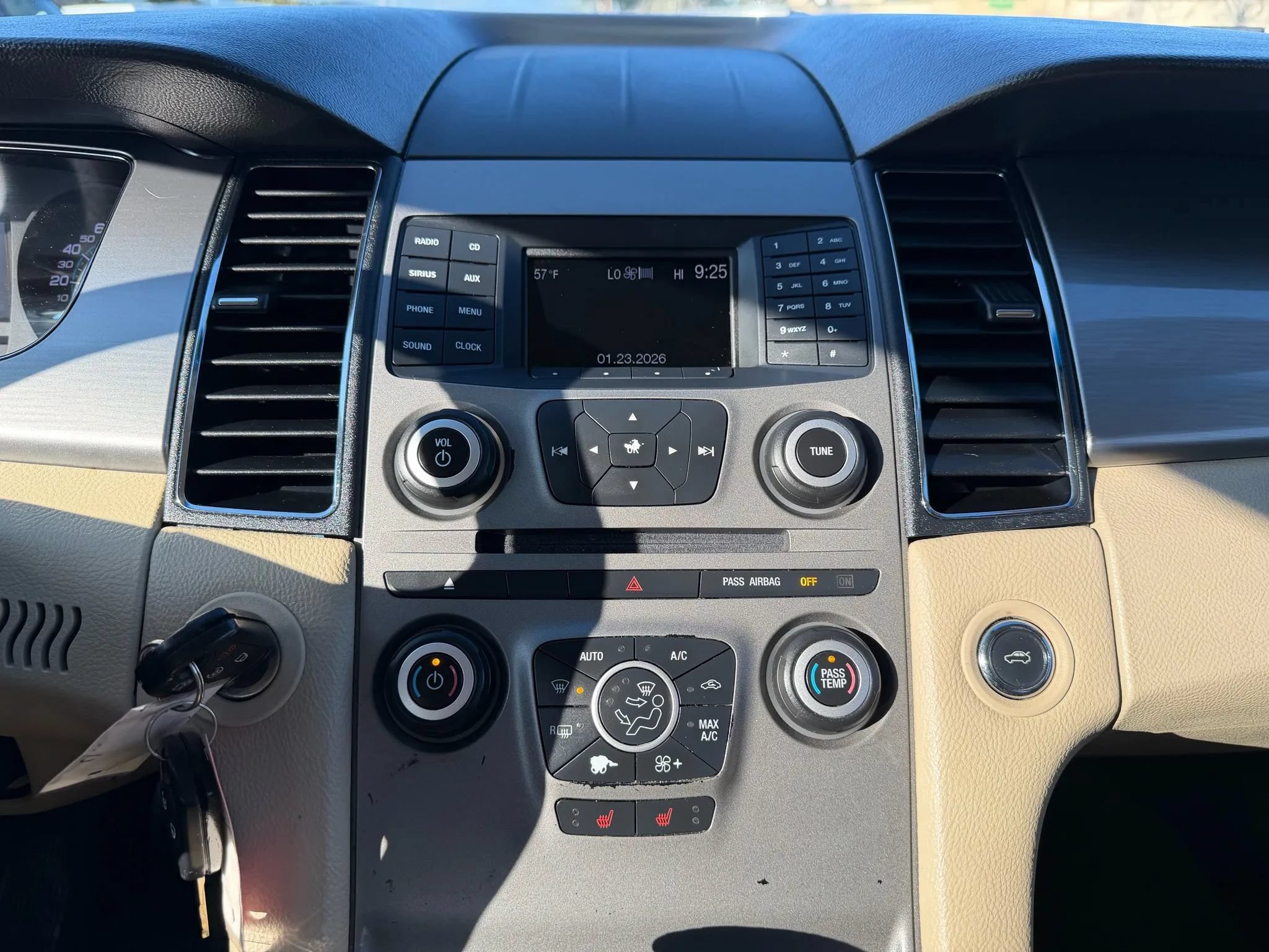 Used 2016 Ford Taurus SEL FWD image 13
