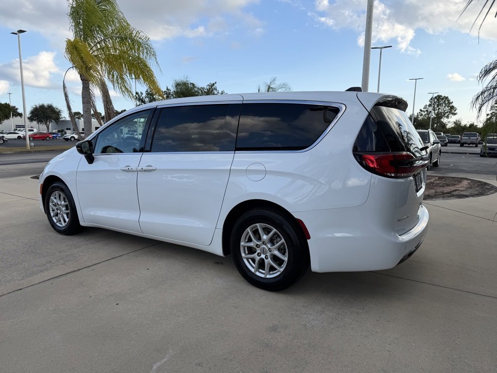 Used 2024 Chrysler Pacifica Touring-L image 6
