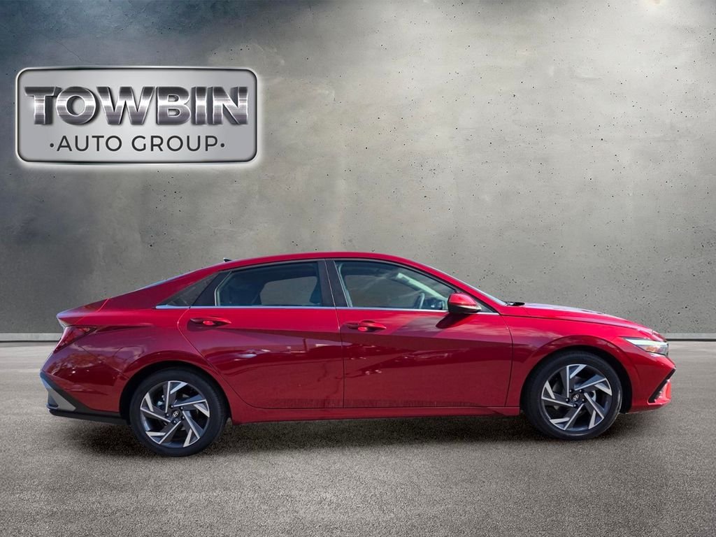Used 2025 Hyundai Elantra SEL FWD image 3