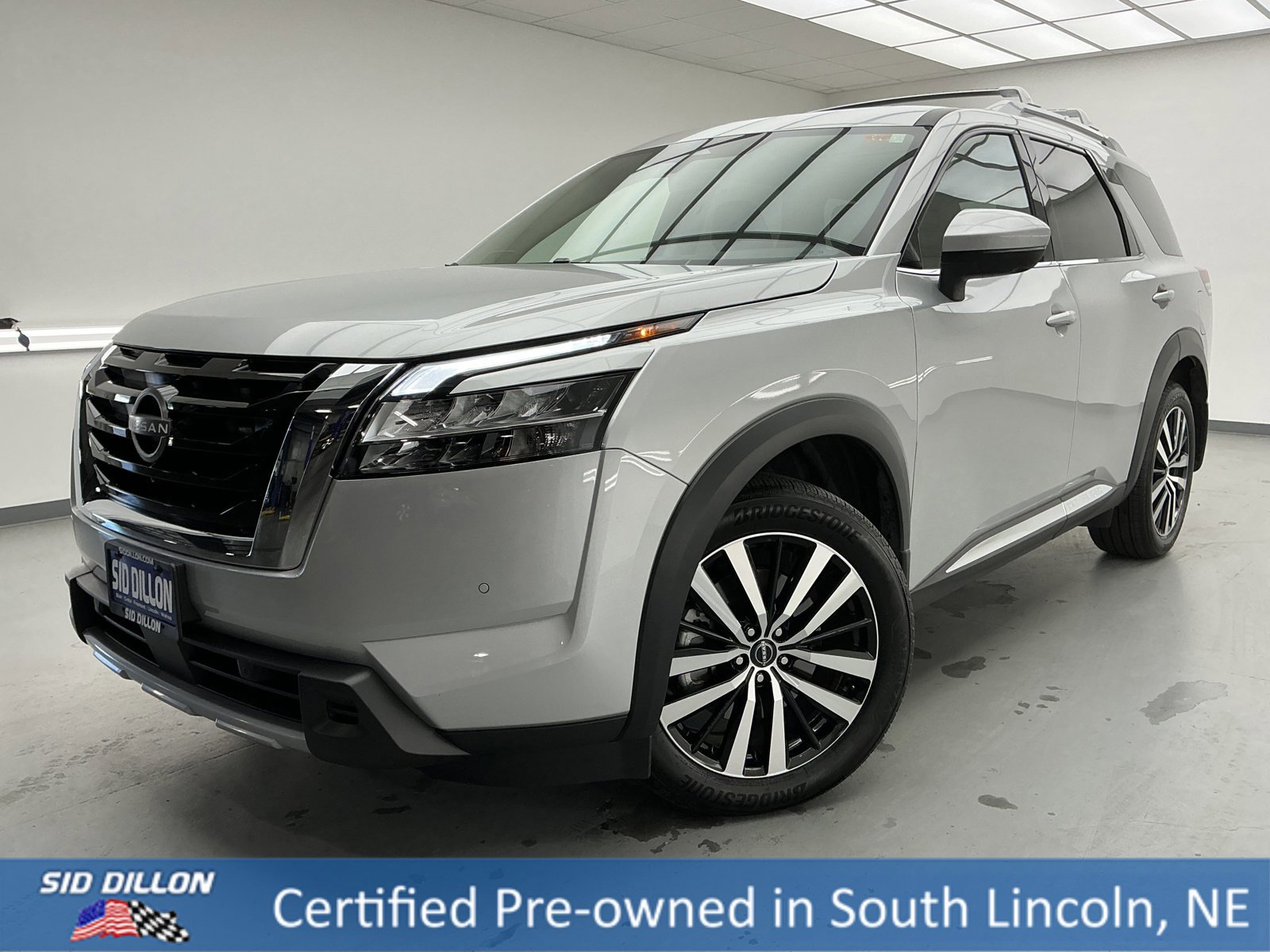 Used 2024 Nissan Pathfinder Platinum image 1