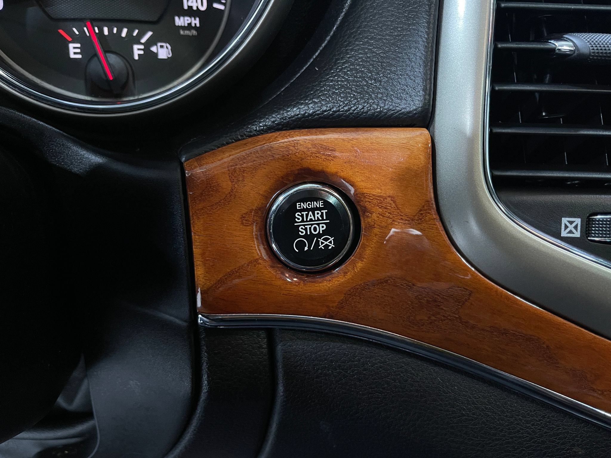 Used 2012 Jeep Grand Cherokee Overland AWD/4WD image 21
