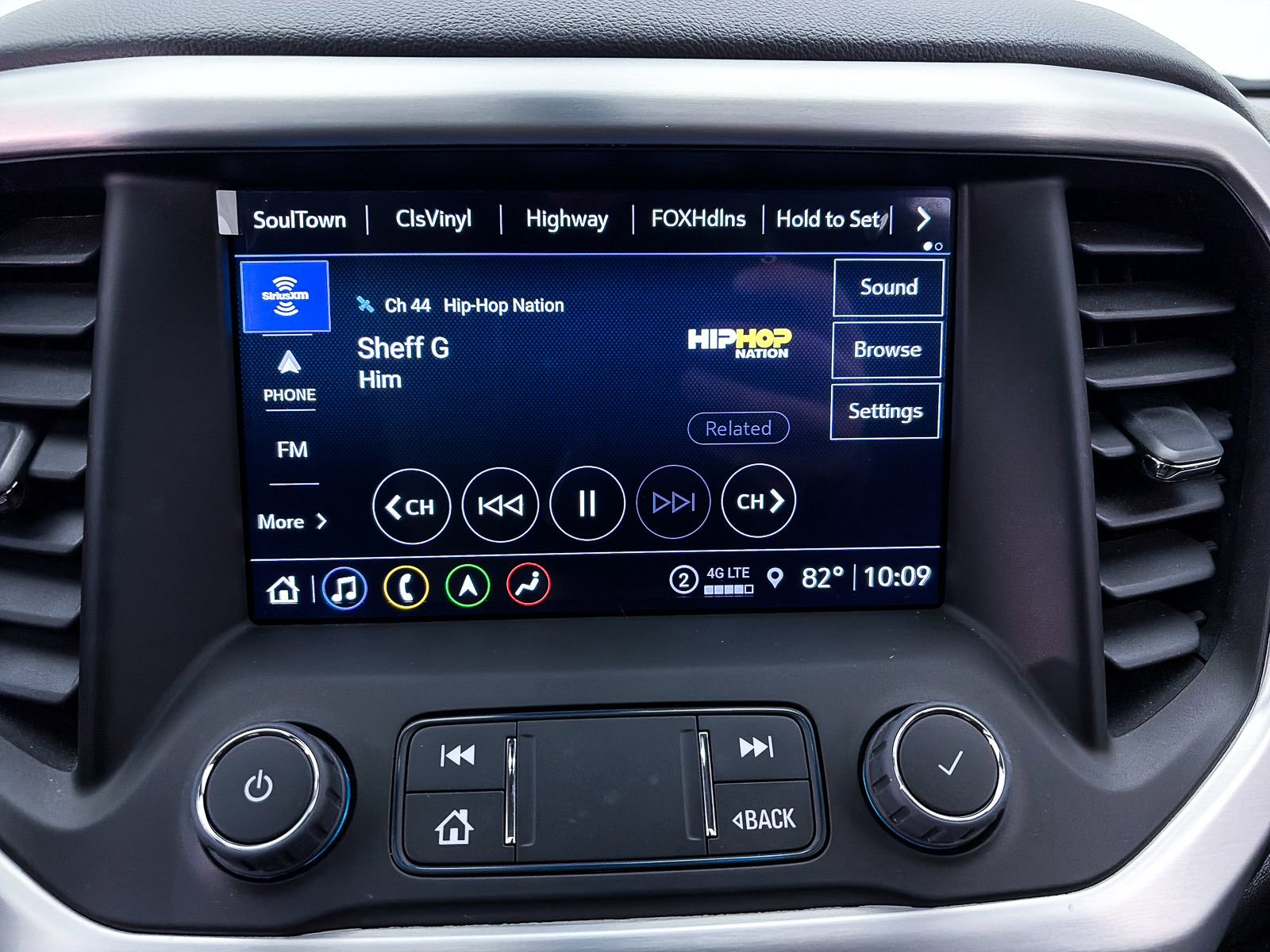 Used 2022 GMC Acadia SLE w/ Driver Convenience Package FWD image 22