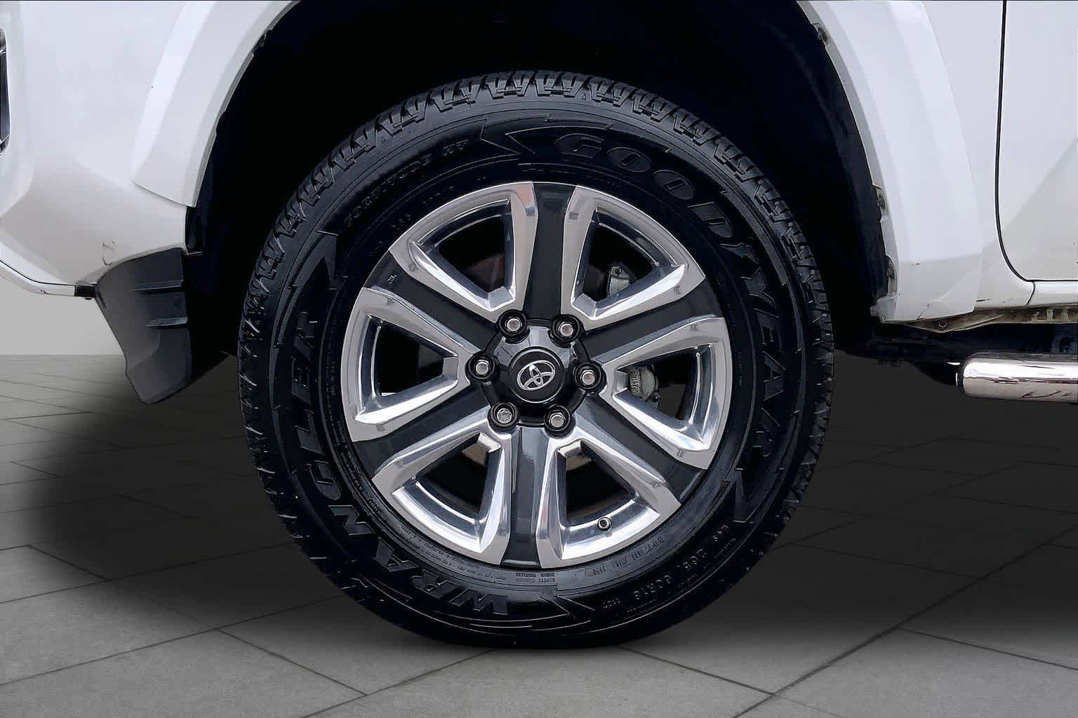Used 2017 Toyota Tacoma Limited w/ Tow Package RWD image 11
