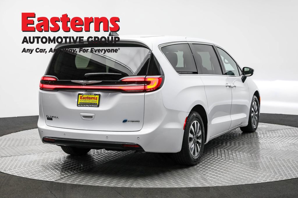 Used 2024 Chrysler Pacifica Select image 5