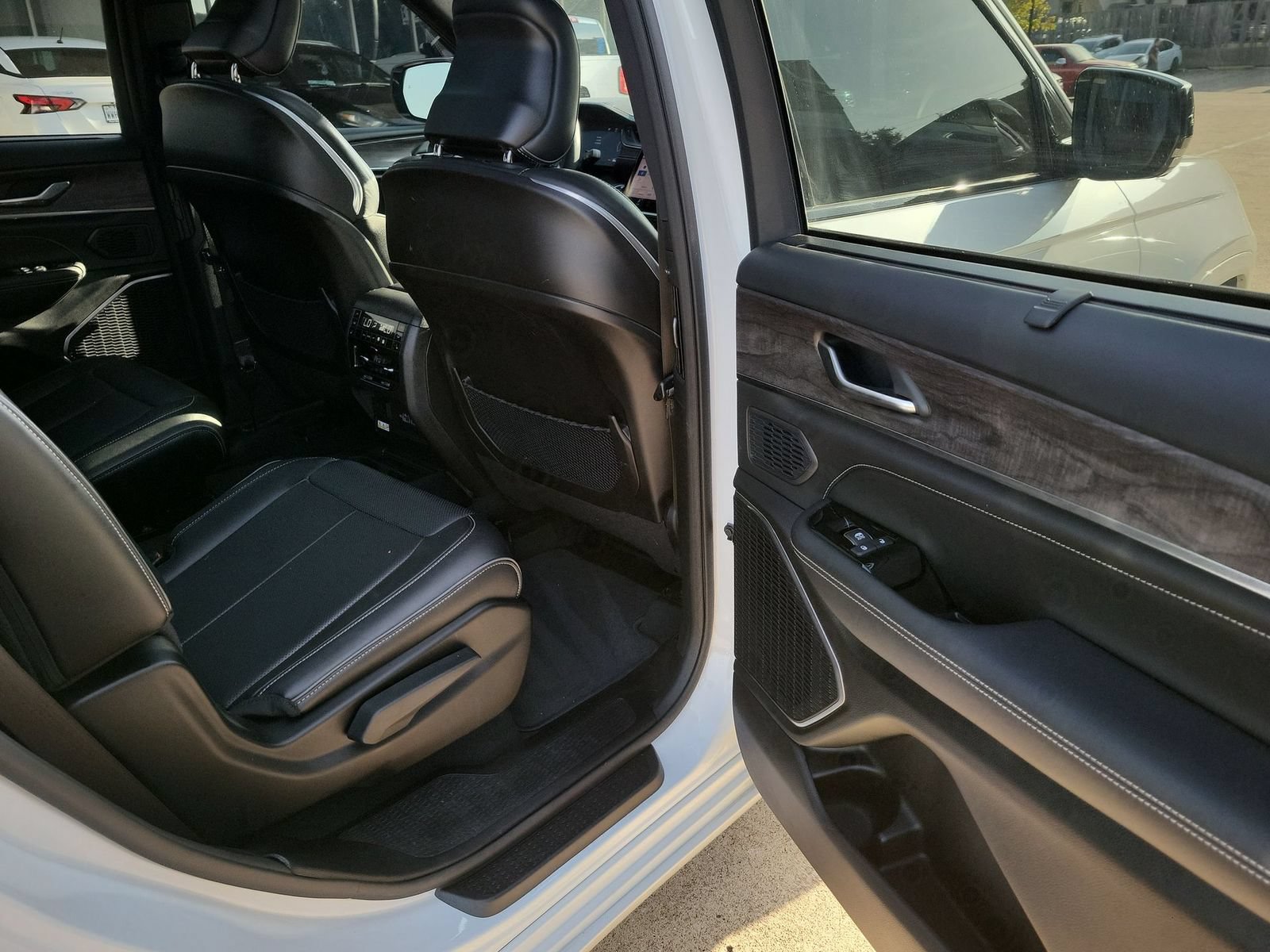 Used 2023 Jeep Grand Cherokee L Overland w/ Advanced Protech Group III AWD/4WD image 28