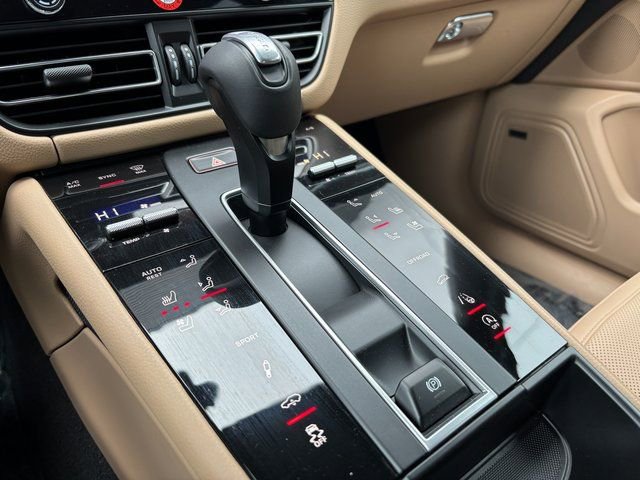 Used 2025 Porsche Macan AWD/4WD image 21