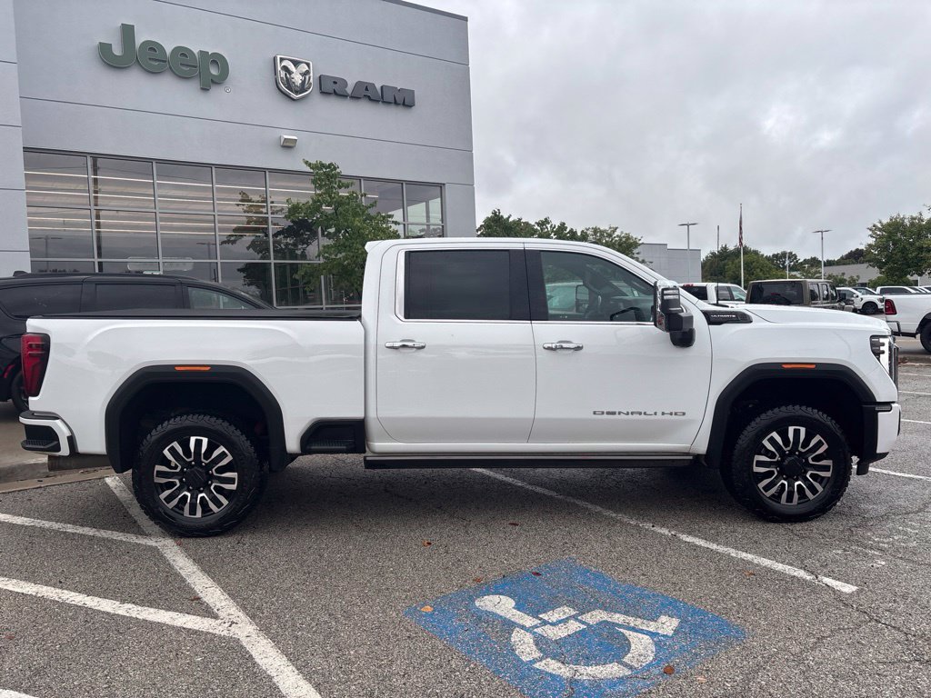 Used 2024 GMC Sierra 3500 Denali Ultimate AWD/4WD image 9