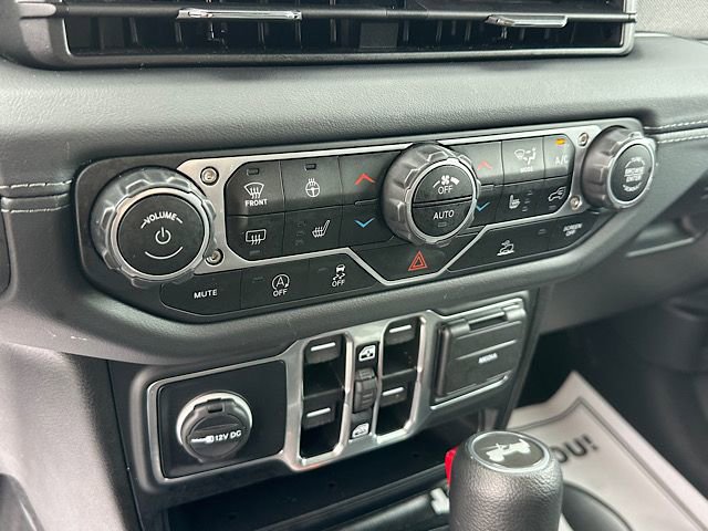 Used 2025 Jeep Wrangler Sahara image 32
