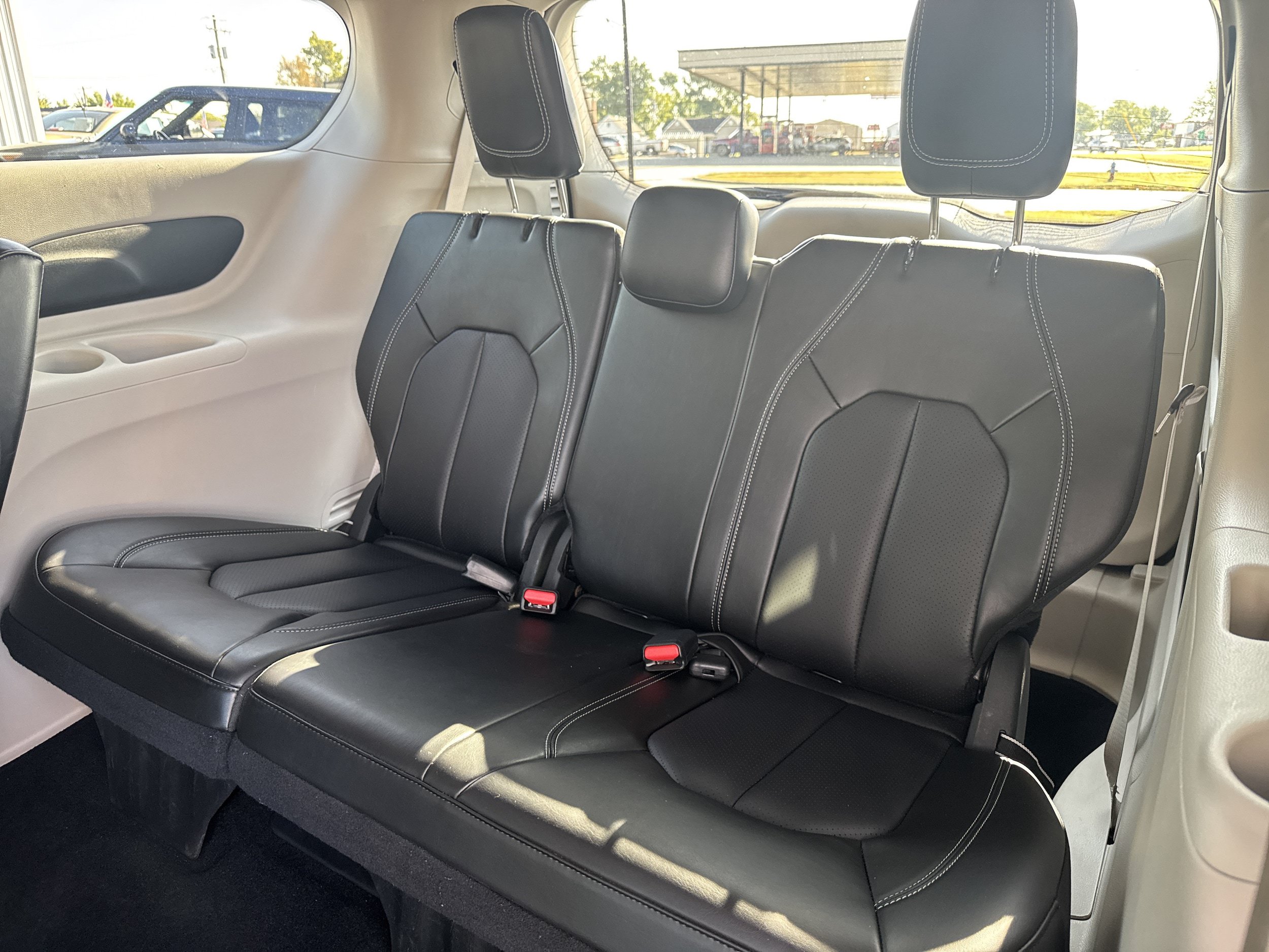 Used 2024 Chrysler Pacifica Touring-L FWD image 6