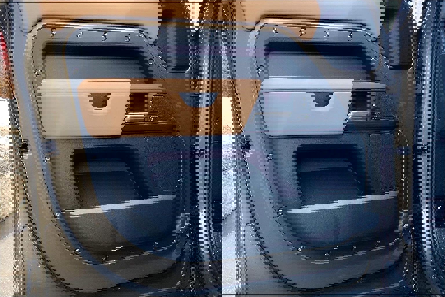 New 2026 Land Rover Defender 110 X-Dynamic SE image 10