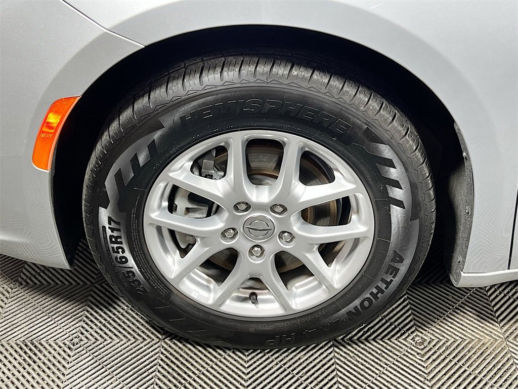 Used 2023 Chrysler Pacifica Touring-L image 29