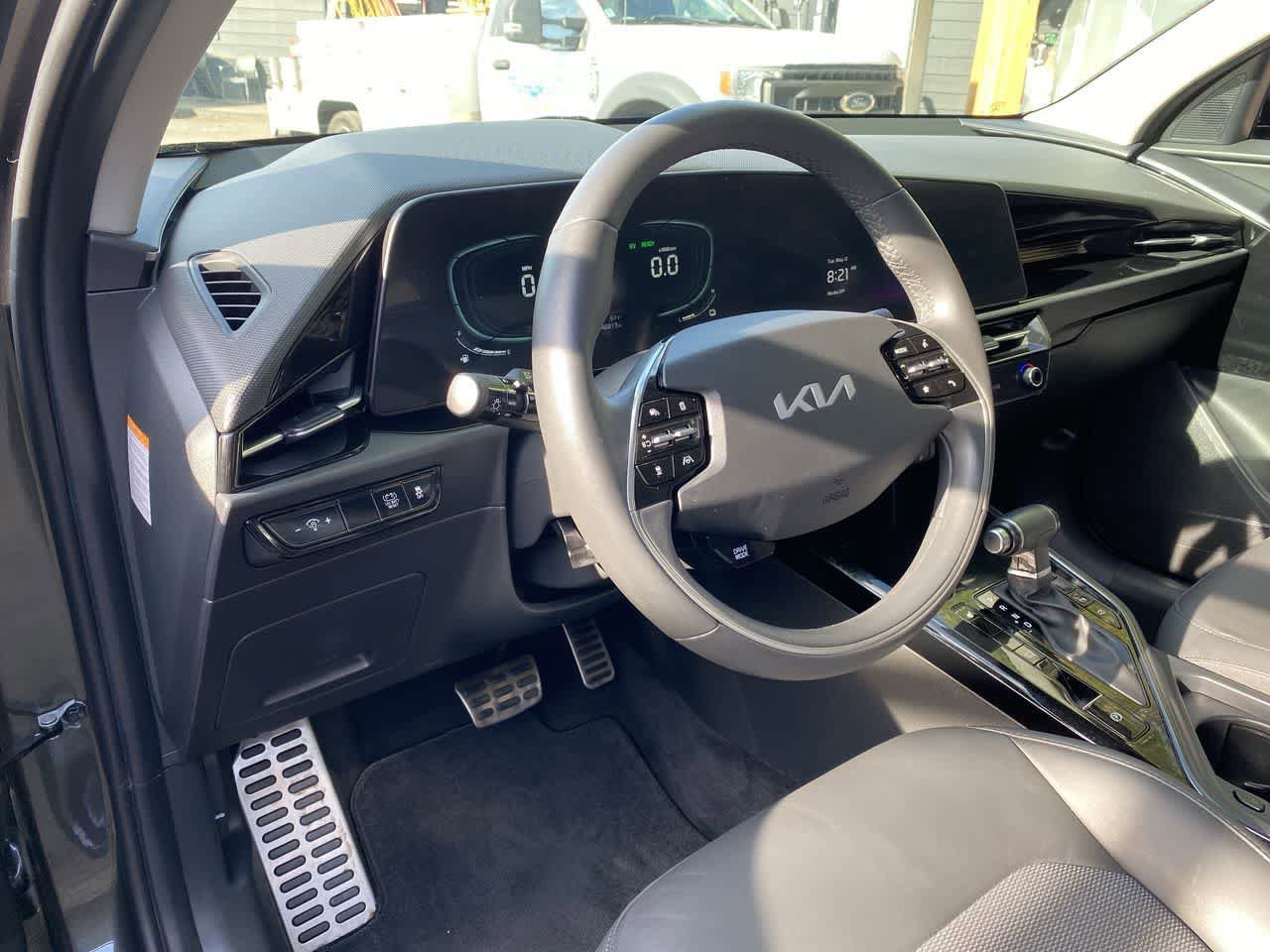 Used 2023 Kia Niro EX Touring FWD image 2
