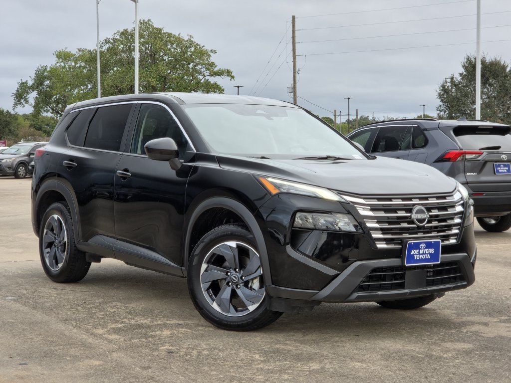 Used 2025 Nissan Rogue SV FWD image 2