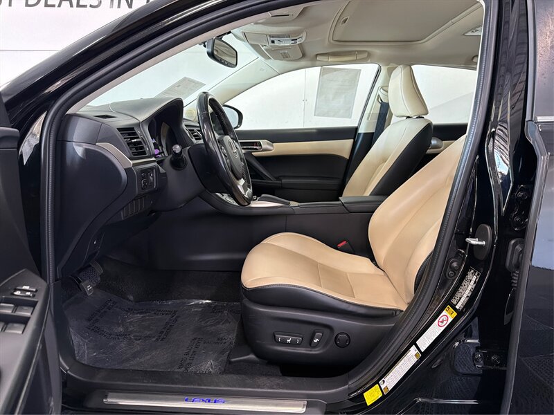 Used 2016 Lexus CT 200h w/ Navigation Package FWD image 9