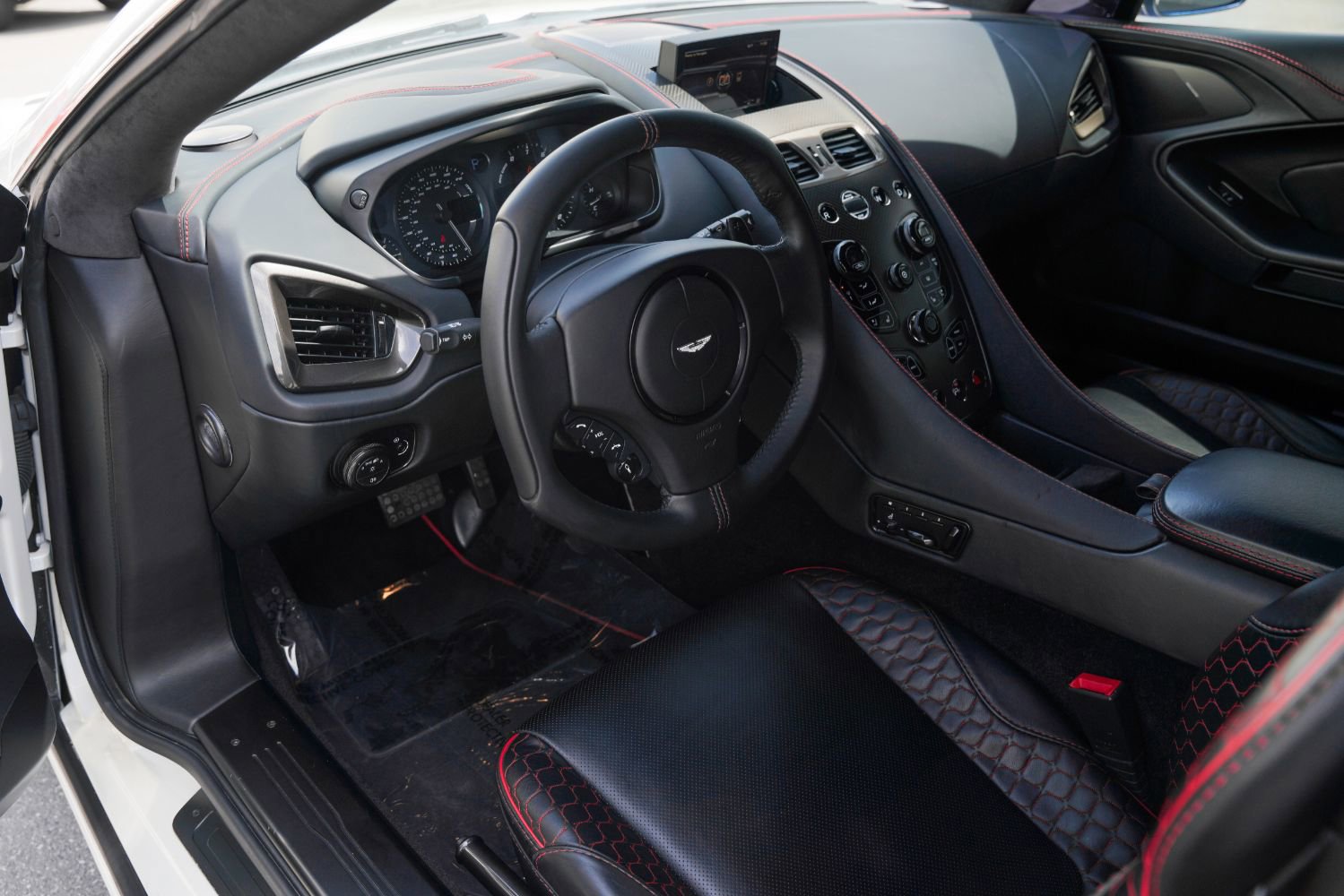 Used 2014 Aston Martin Vanquish Coupe image 2