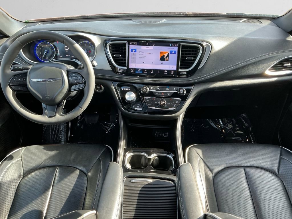 Used 2025 Chrysler Pacifica Limited image 10