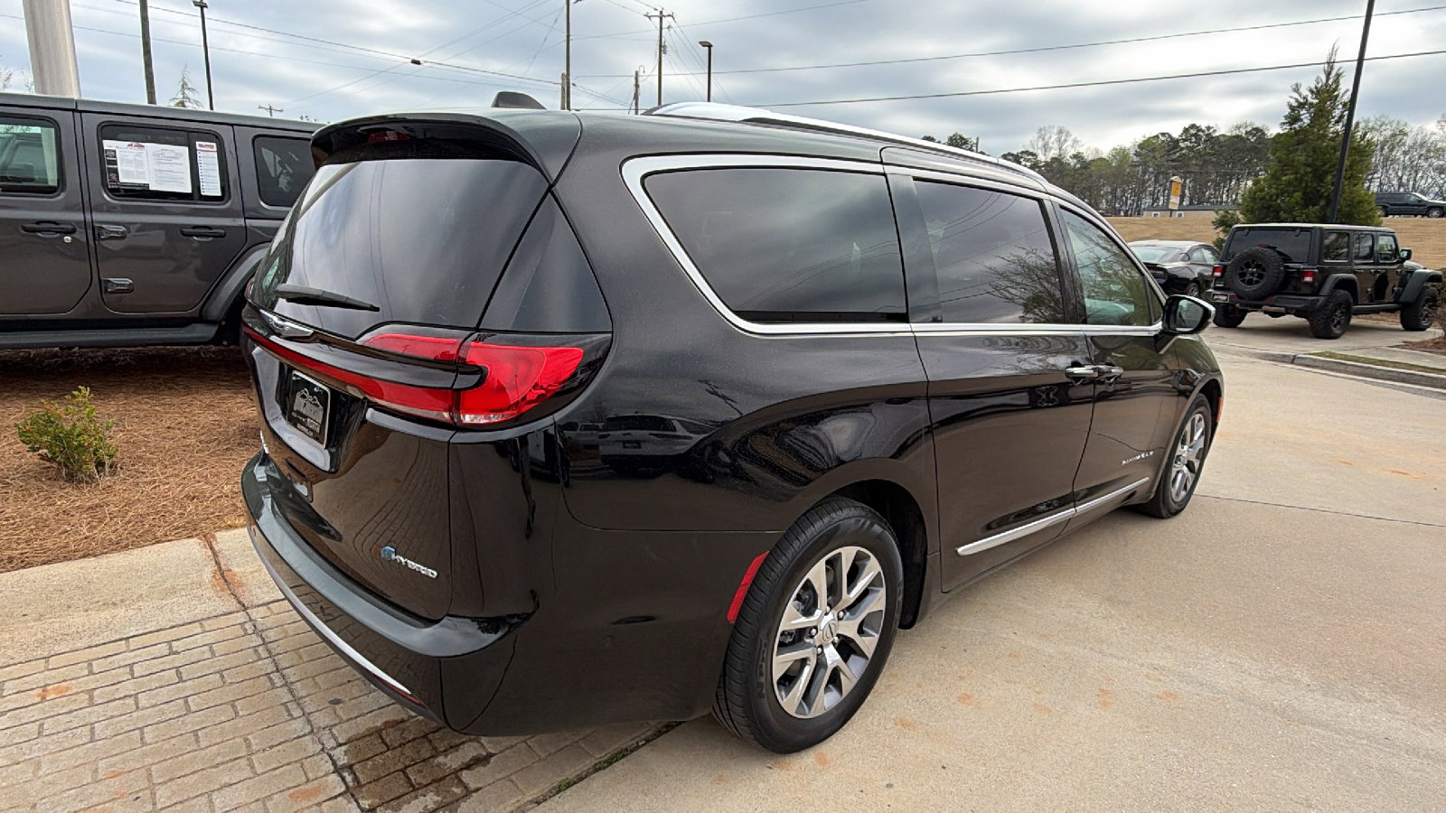 Used 2024 Chrysler Pacifica Pinnacle FWD image 8
