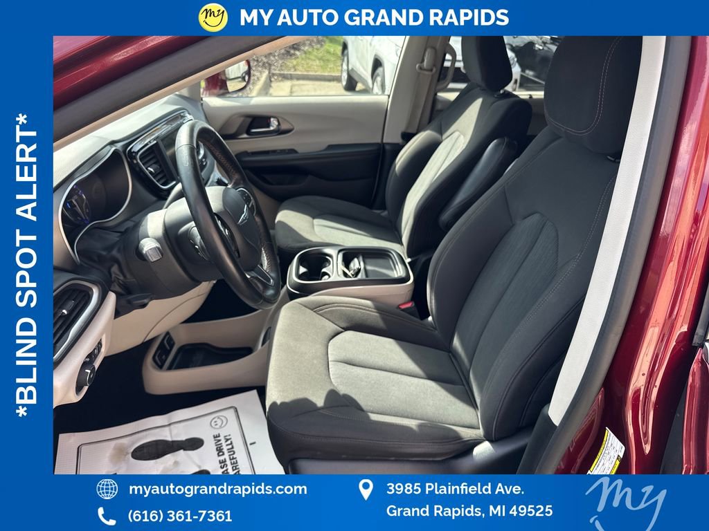 Used 2020 Chrysler Pacifica Touring w/ Cold Weather Group FWD image 9