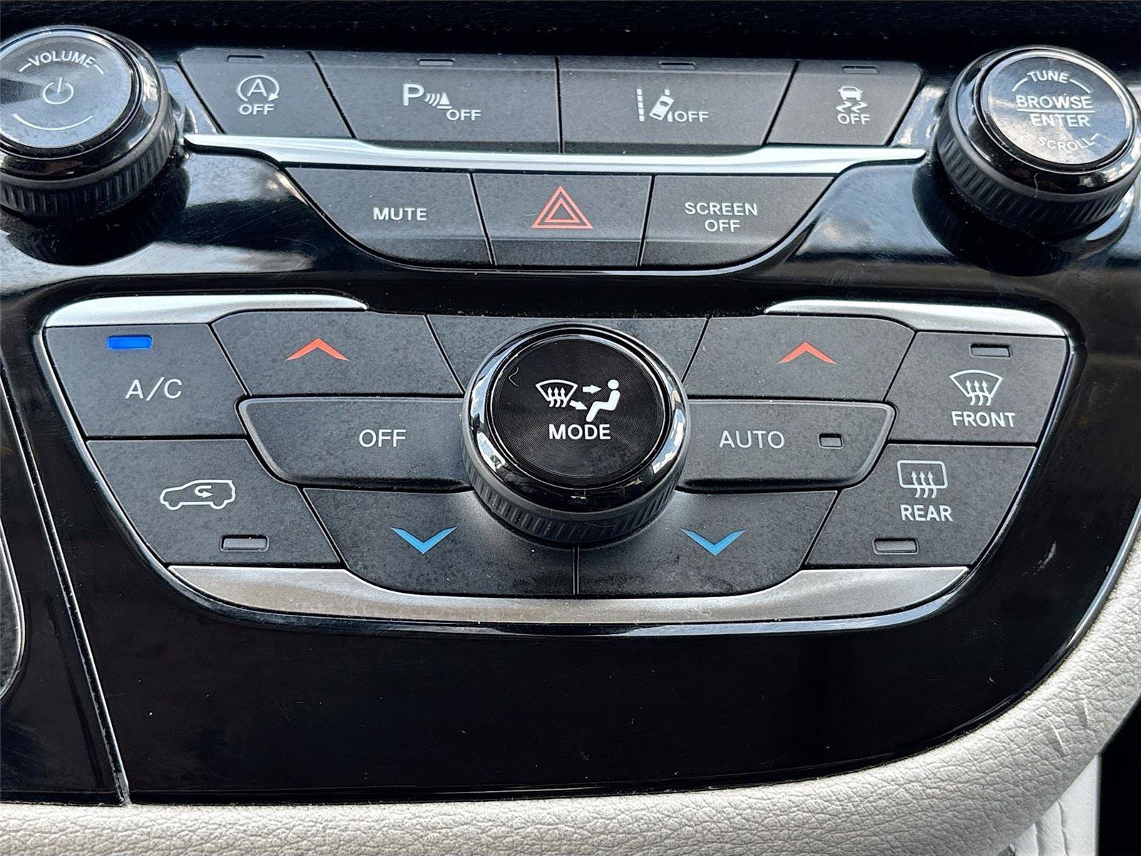 Used 2023 Chrysler Pacifica Limited image 16