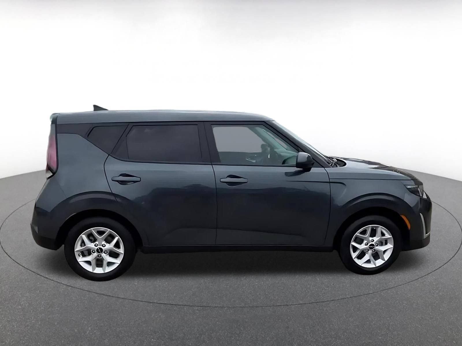 Used 2025 Kia Soul LX w/ LX Technology Package FWD image 16