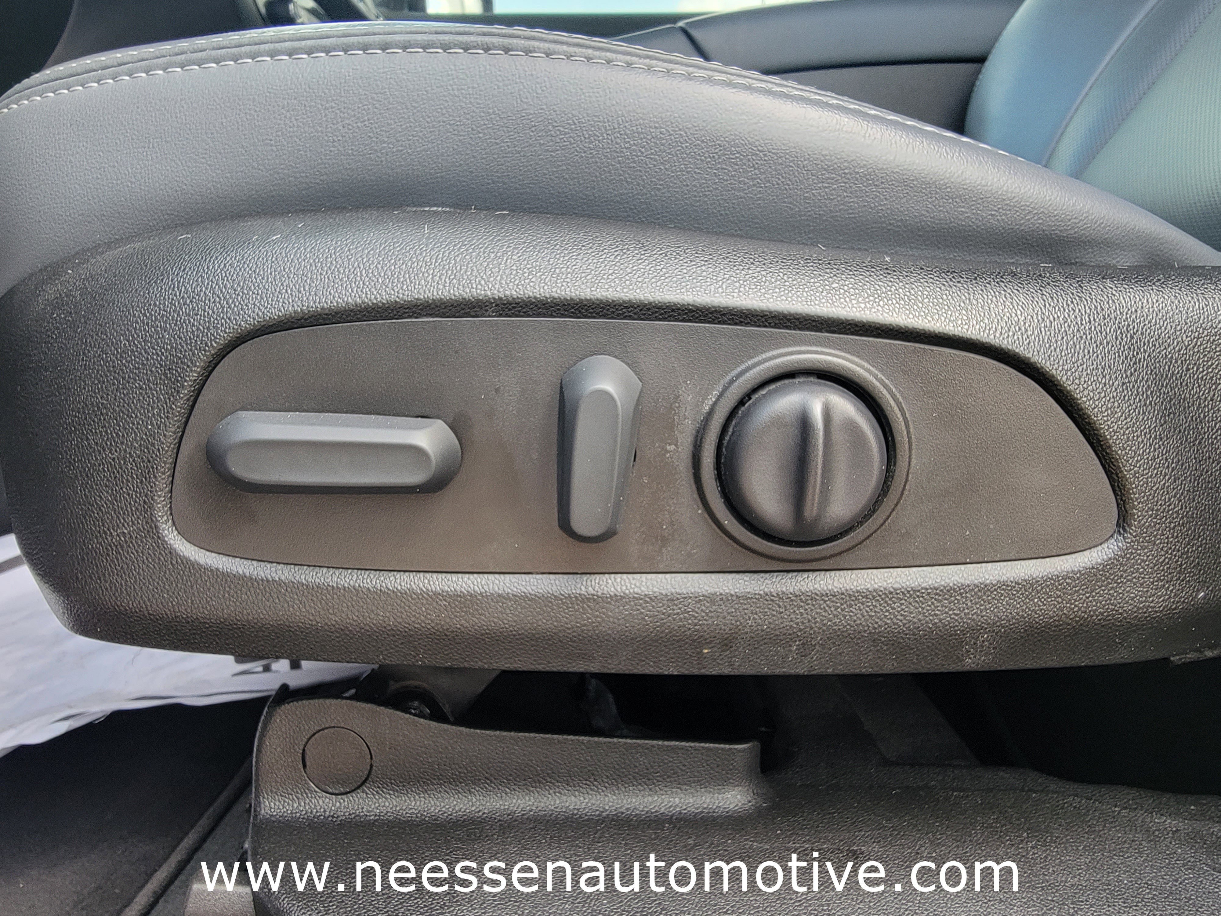 Used 2023 Buick Enclave Essence image 18