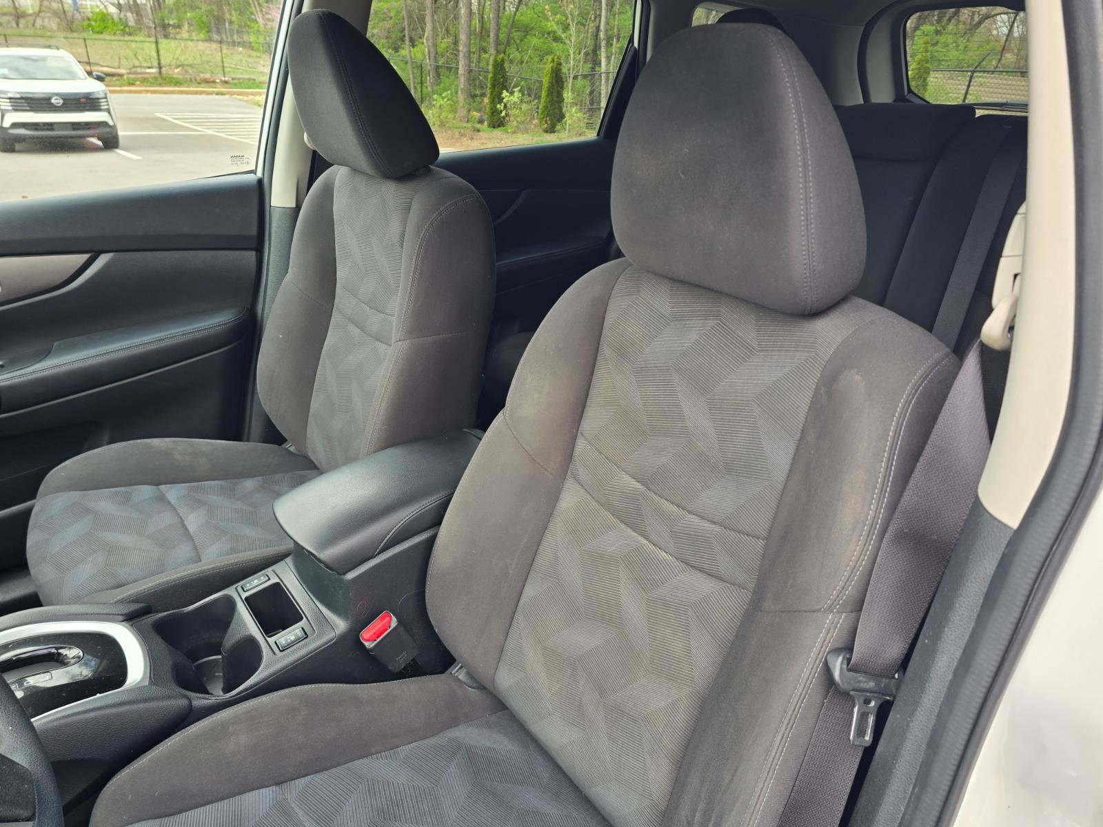 Used 2016 Nissan Rogue SV w/ SV Premium Package image 12