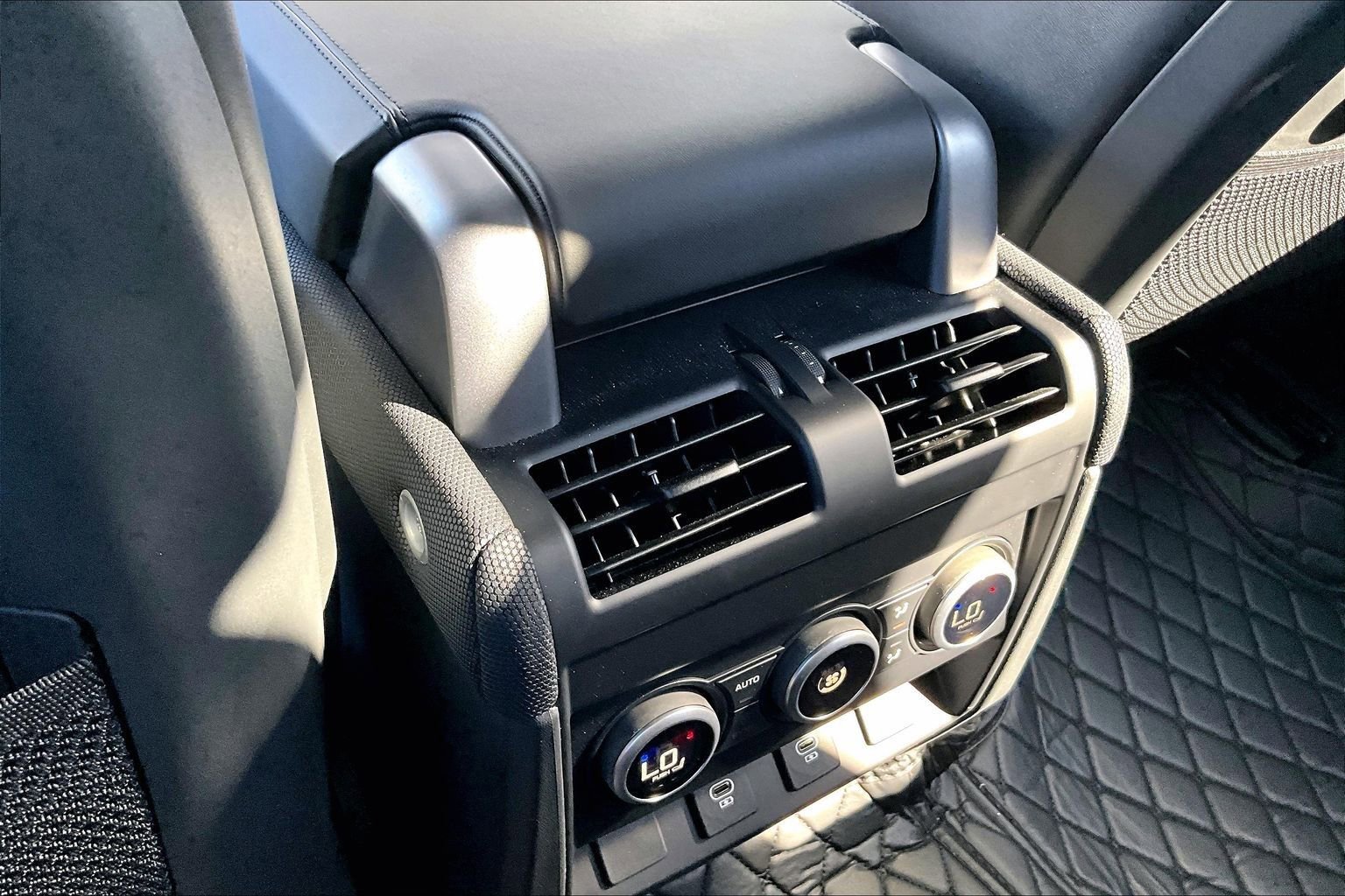 Used 2023 Land Rover Defender 110 V8 image 34