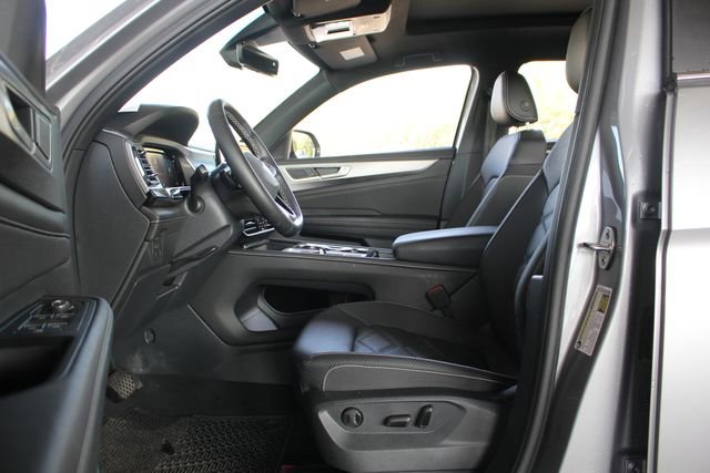 Used 2025 Volkswagen Atlas Cross Sport SE w/ Panoramic Sunroof Package image 9