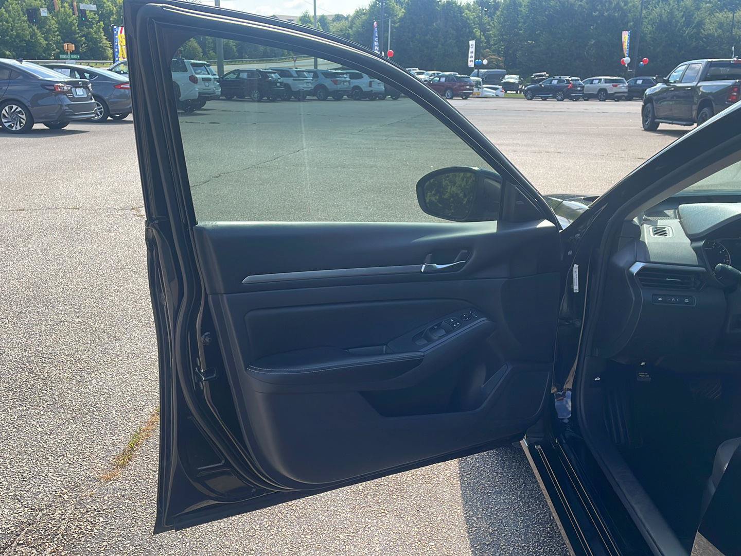 Used 2022 Nissan Altima 2.5 SV FWD image 9