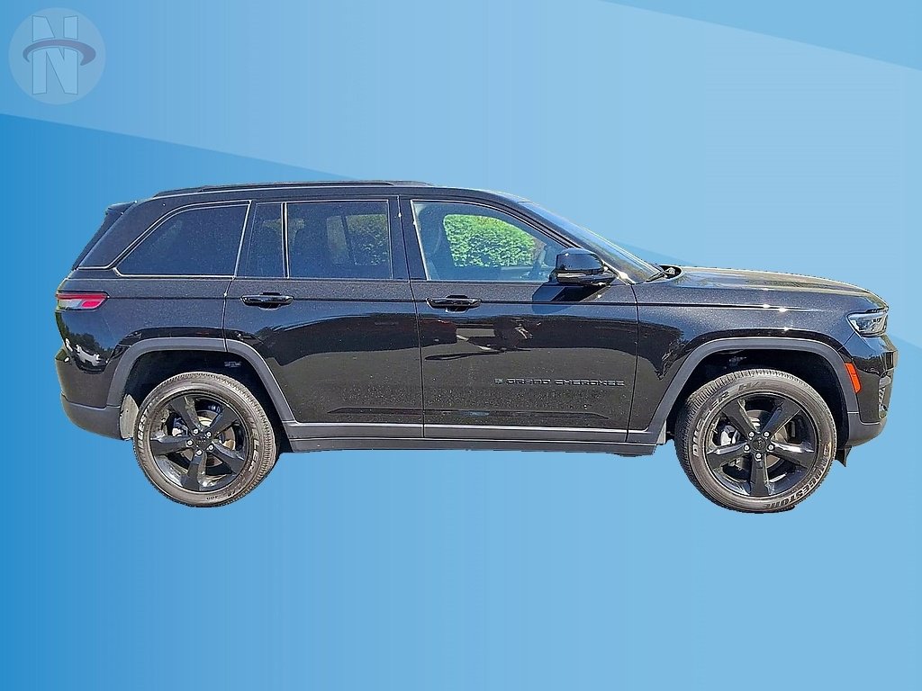 Used 2024 Jeep Grand Cherokee Altitude AWD/4WD image 9