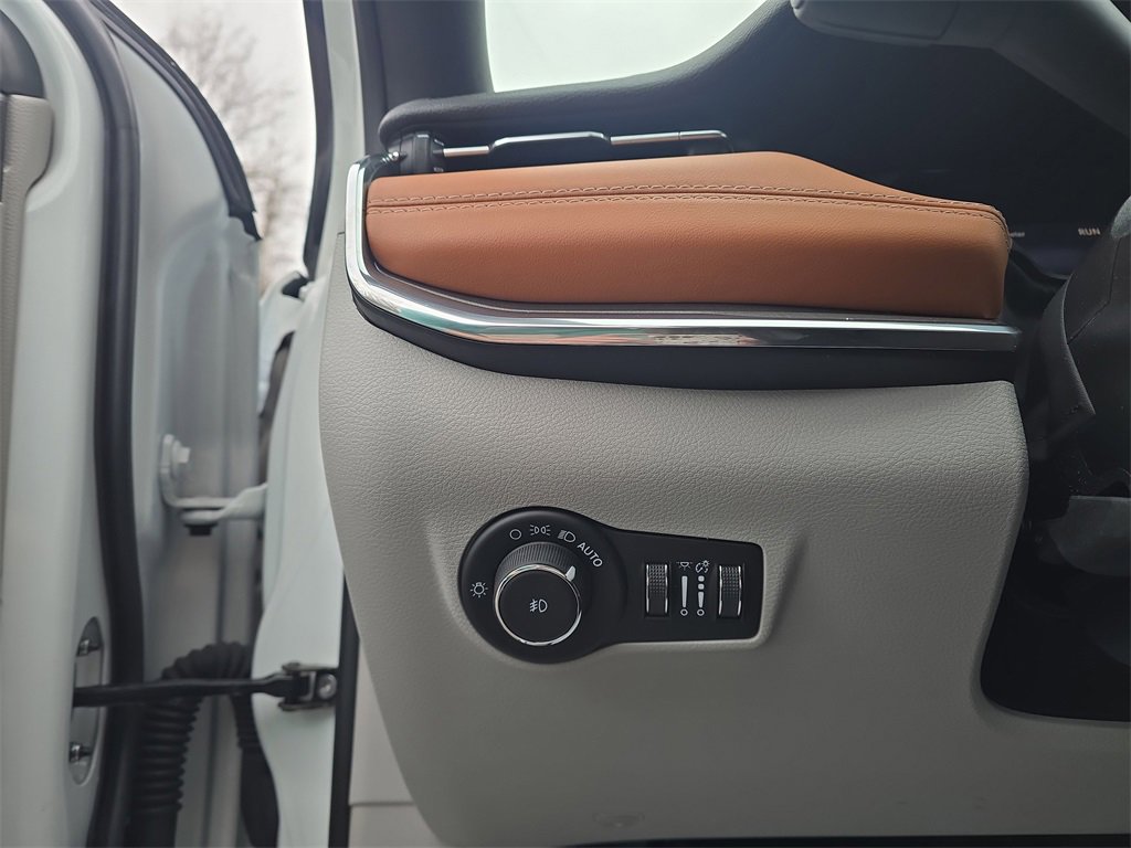 Used 2023 Jeep Compass Limited image 14