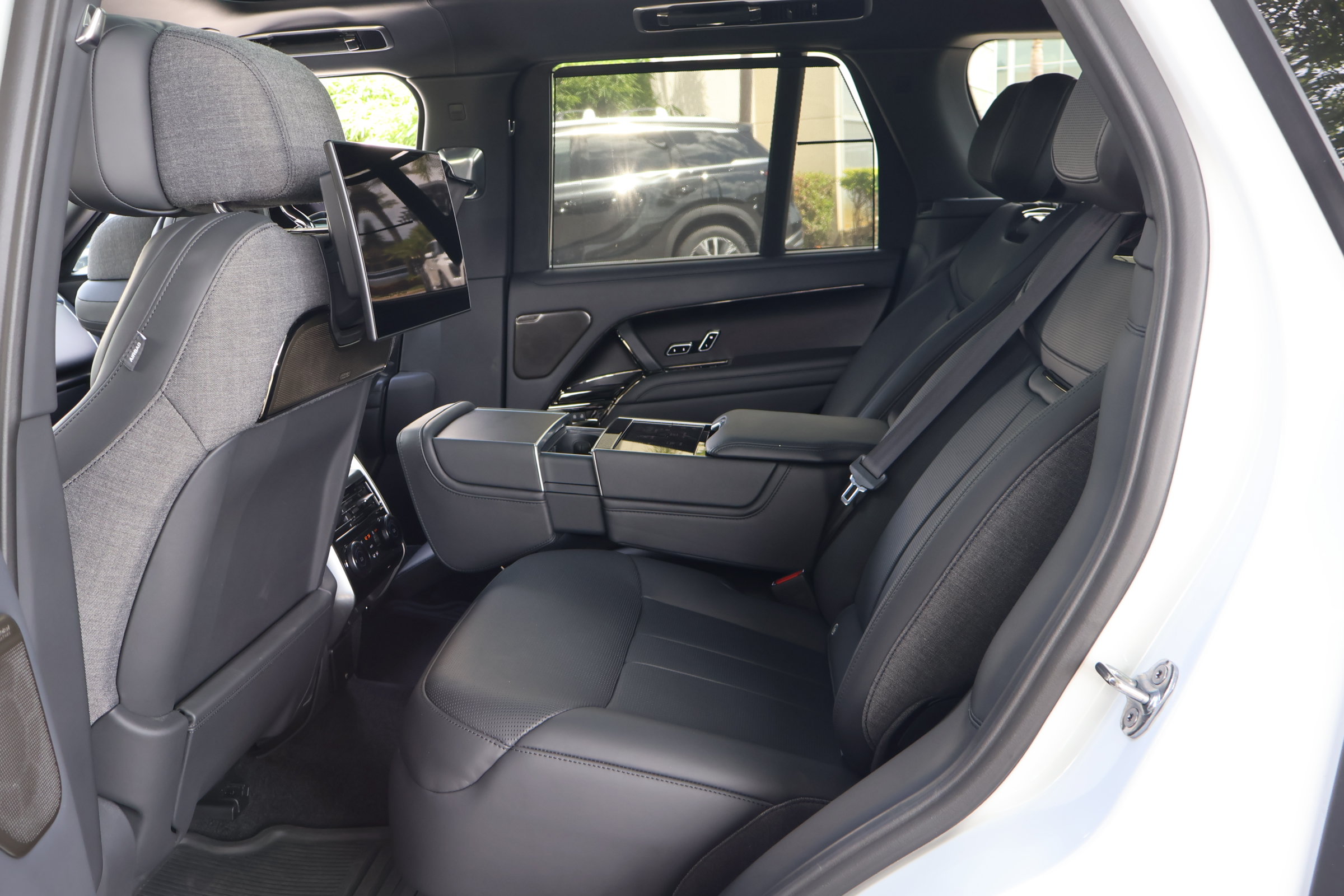 Used 2023 Land Rover Range Rover SV AWD/4WD image 16