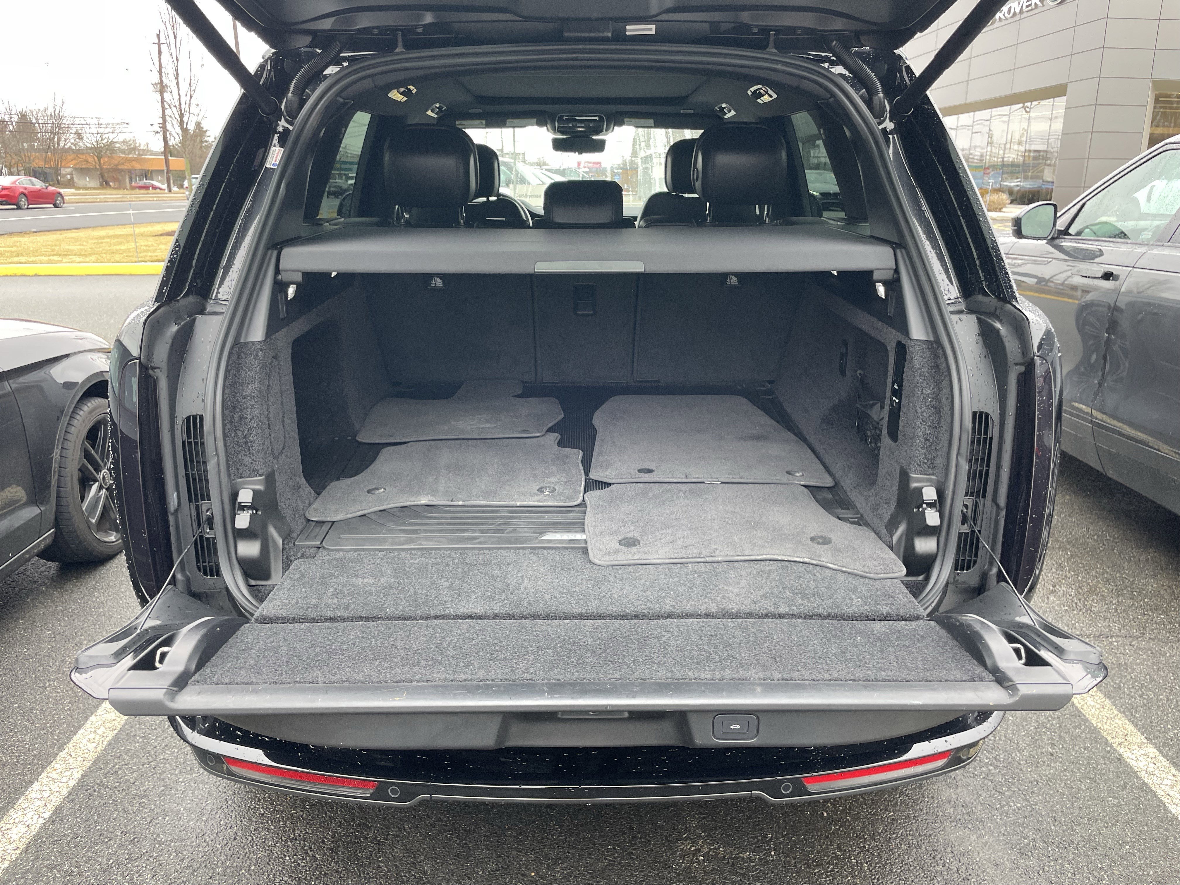 Certified 2025 Land Rover Range Rover SE image 36