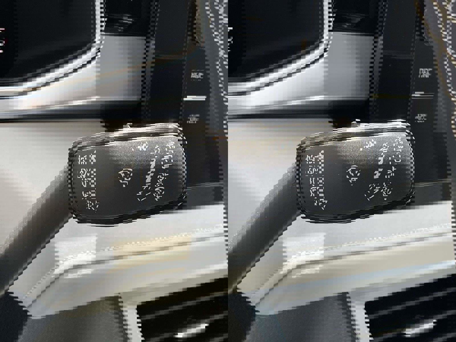 Used 2025 Volkswagen Taos SE w/ Black Wheel Package FWD image 21