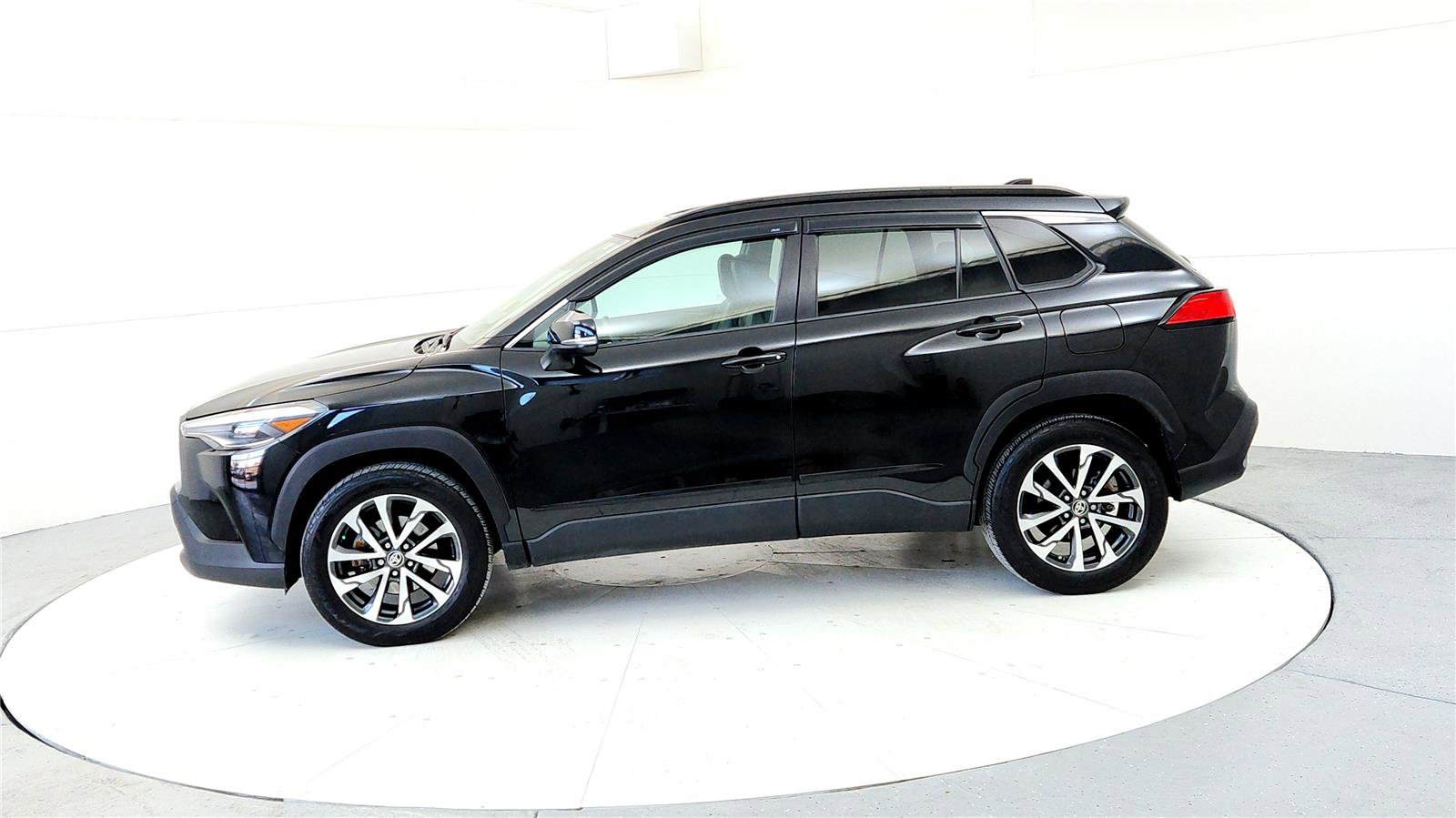 Used 2022 Toyota Corolla Cross XLE image 3