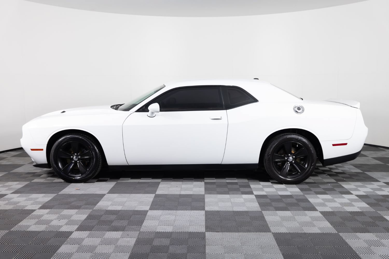 Used 2018 Dodge Challenger SXT RWD image 3