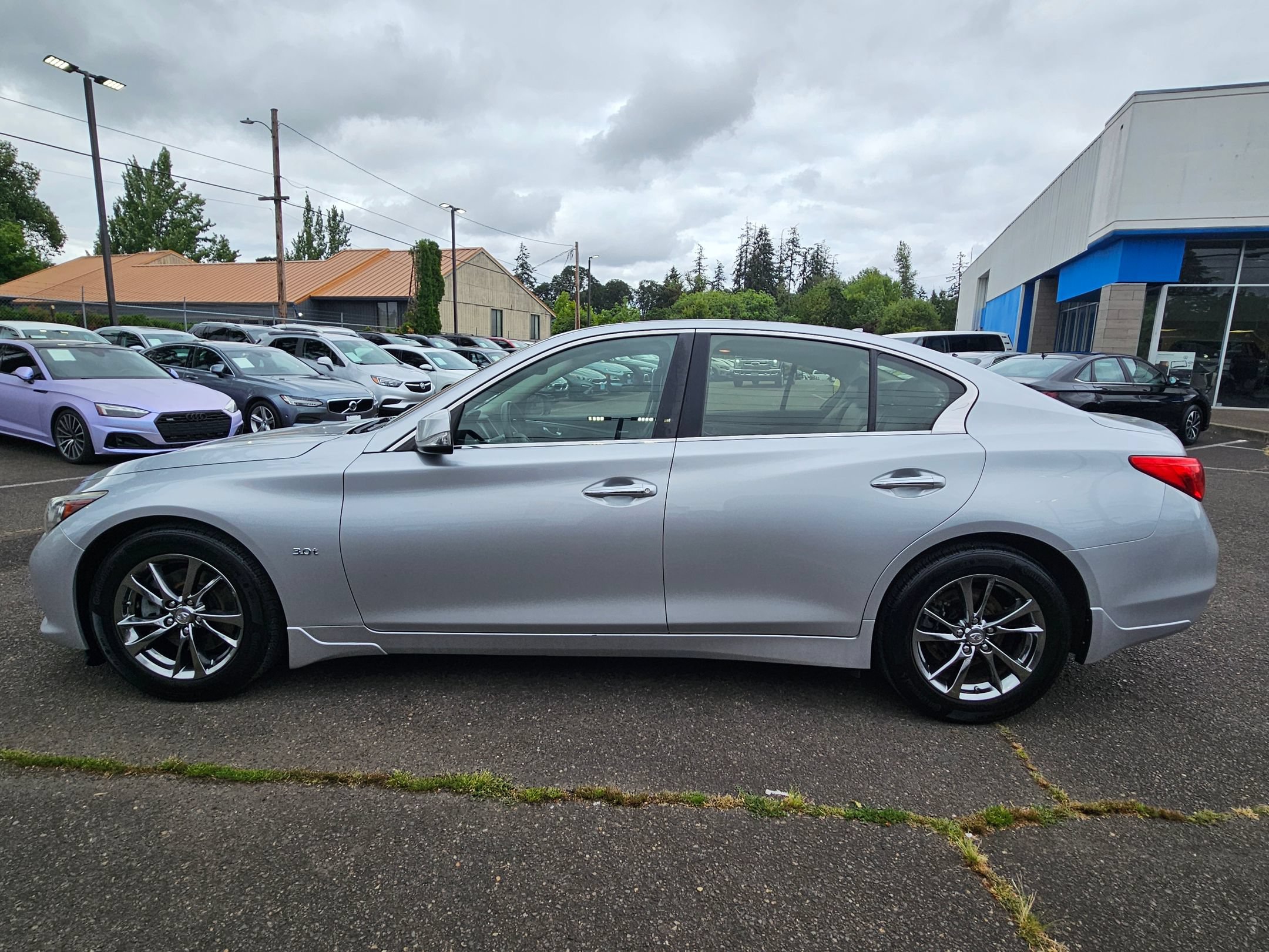 Used 2017 INFINITI Q50 Signature Edition w/ All Weather Package (L93) AWD/4WD image 2