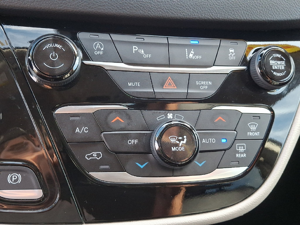 Used 2024 Chrysler Pacifica Touring-L FWD image 15