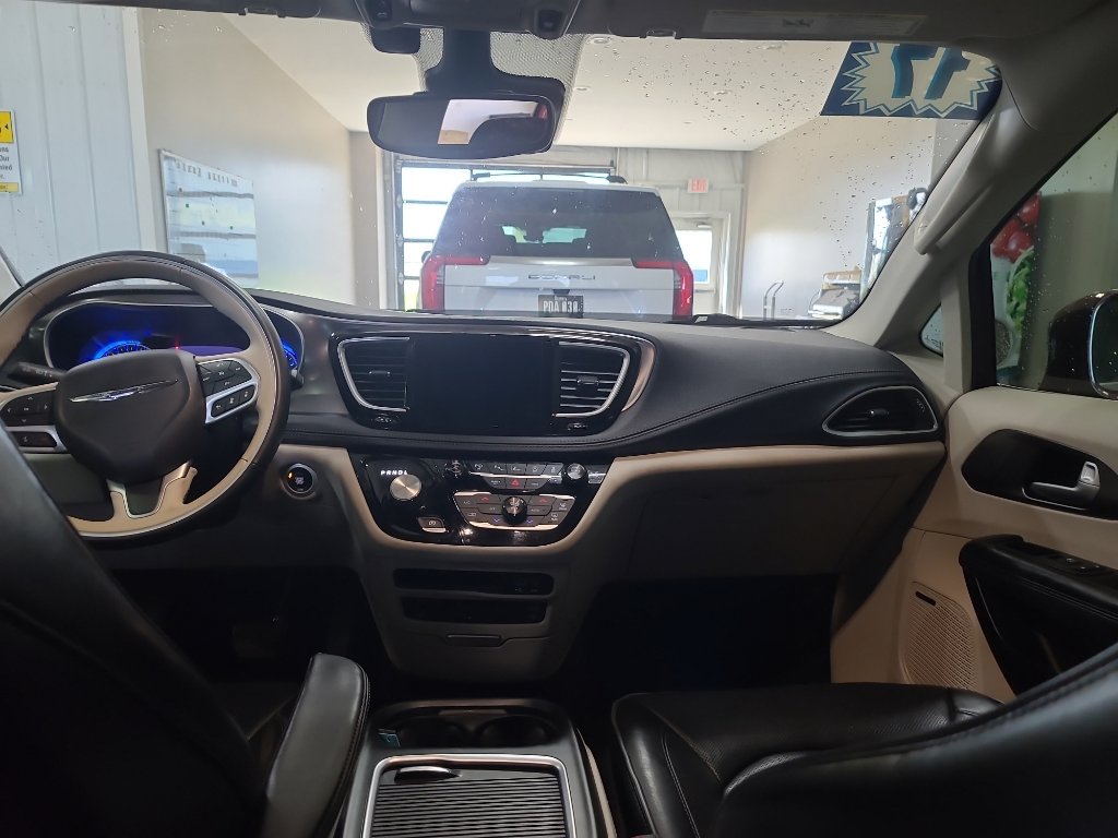 Used 2017 Chrysler Pacifica Limited FWD image 13