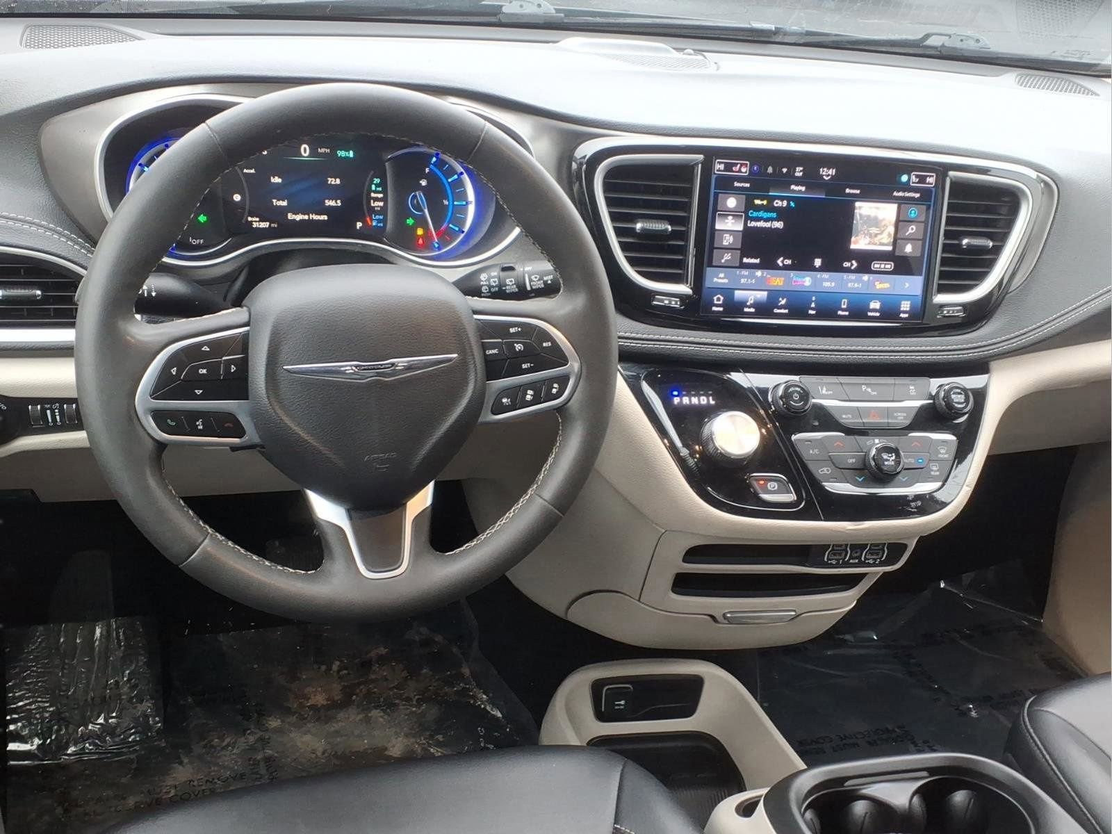 Used 2024 Chrysler Pacifica Select image 4