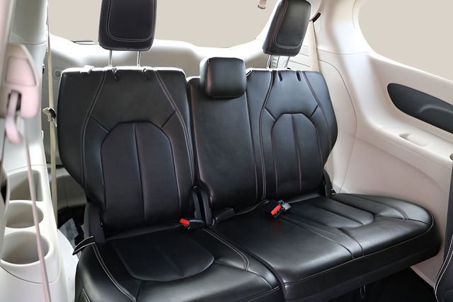 Used 2024 Chrysler Pacifica Select image 18