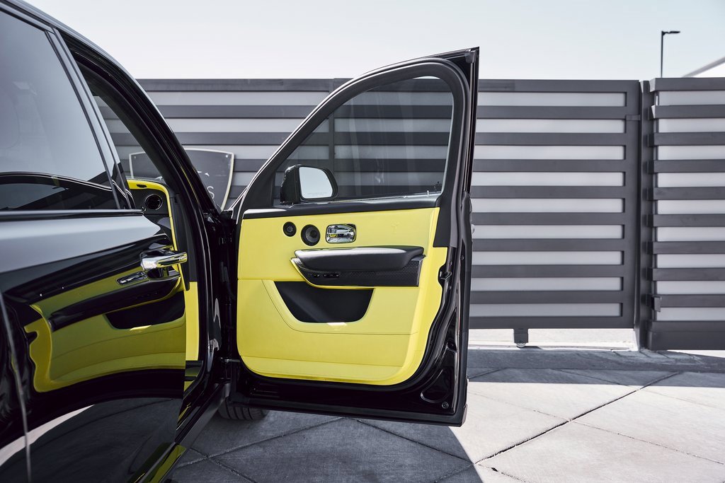 Used 2022 Rolls-Royce Cullinan Black Badge w/ Dark Exterior Package image 22