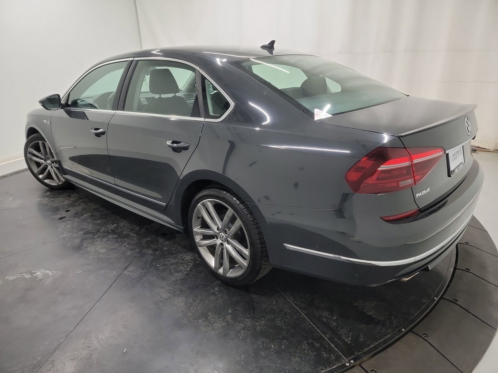 Used 2017 Volkswagen Passat 1.8T R-Line w/ R-Line Lighting Package image 6