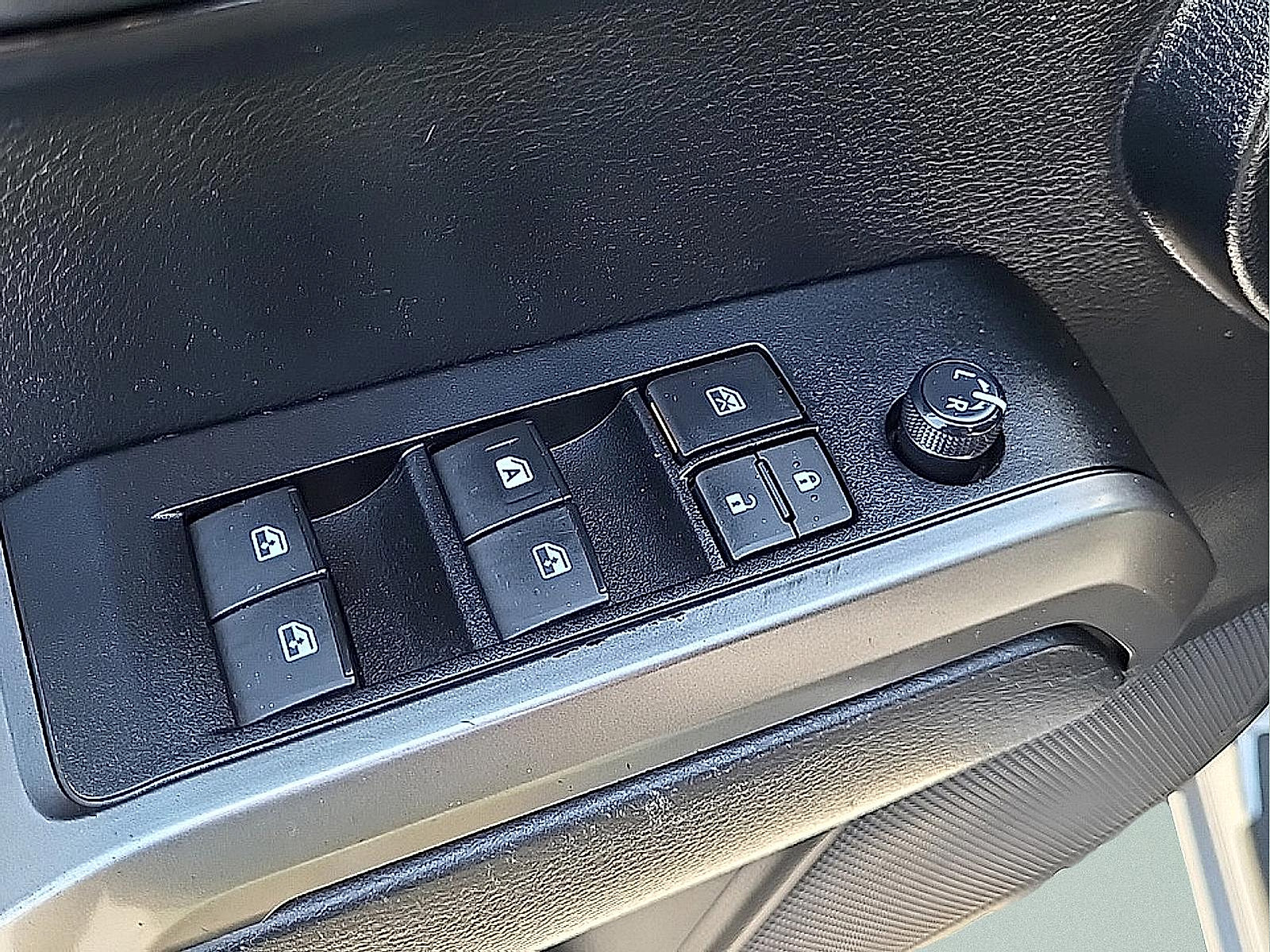 Used 2021 Toyota Tacoma SR5 AWD/4WD image 14