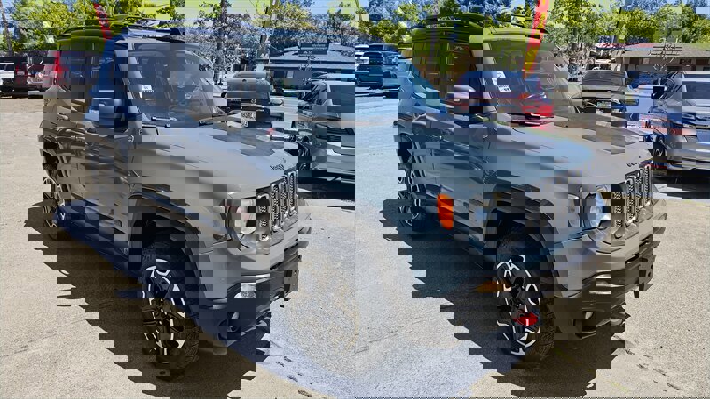 Used 2017 Jeep Renegade Trailhawk image 2