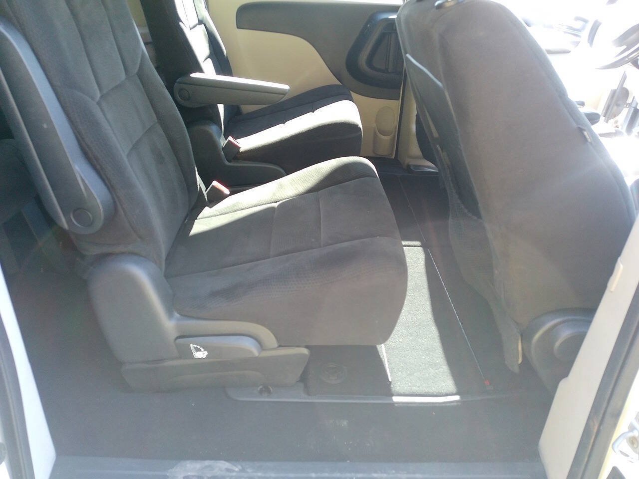 Used 2012 Dodge Grand Caravan SXT w/ Entertainment Group 1 FWD image 25