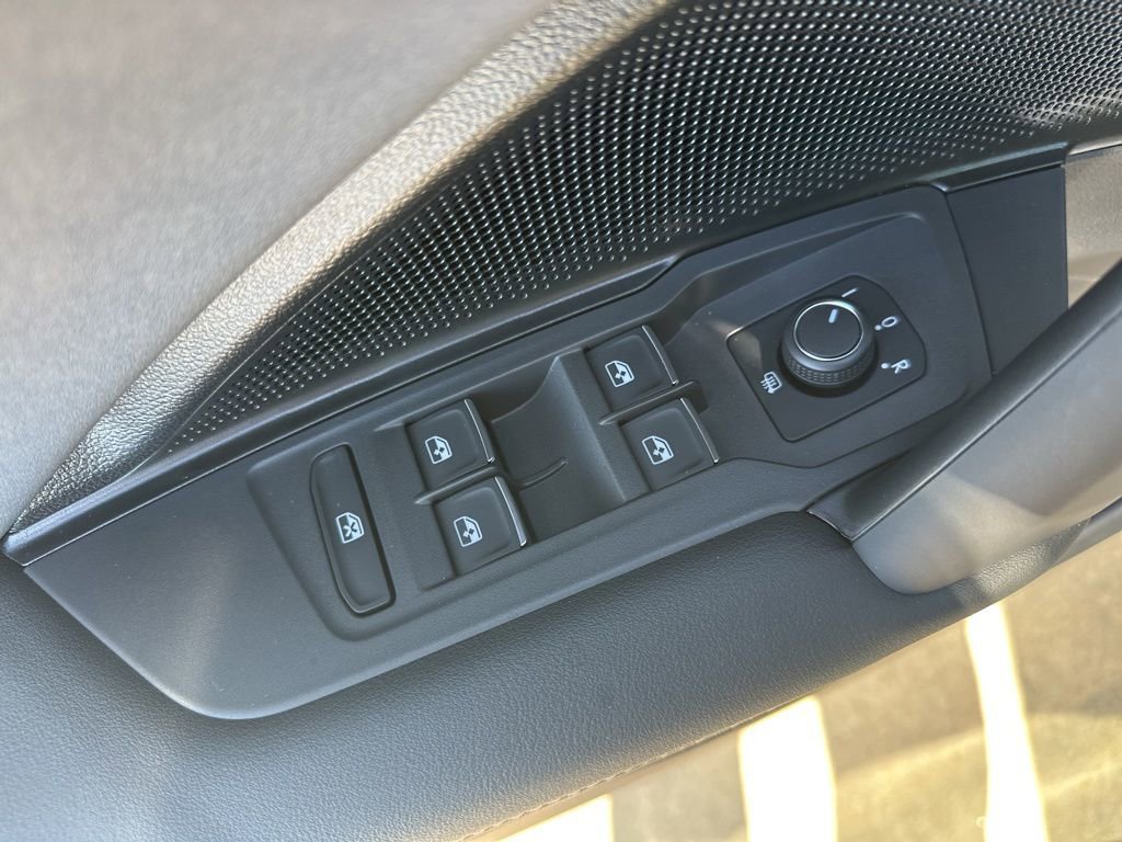 New 2025 Volkswagen Tiguan SE image 12