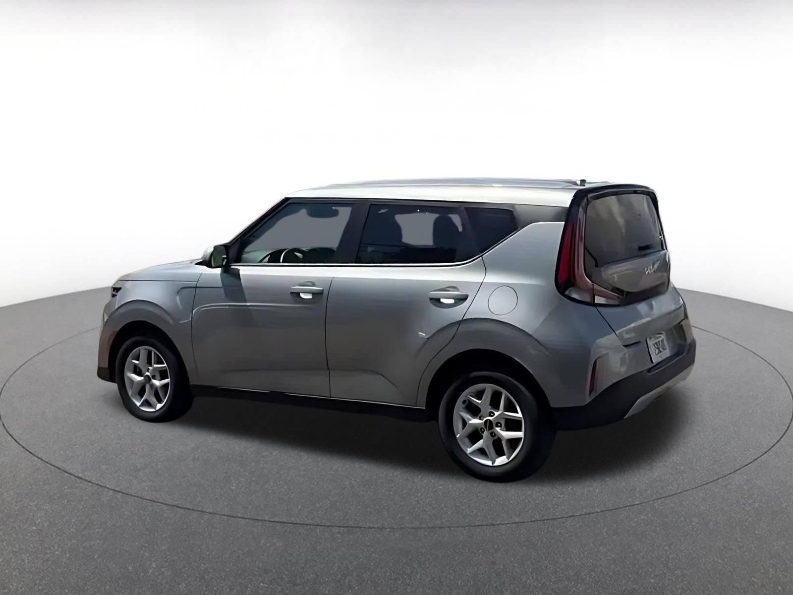 Used 2025 Kia Soul LX w/ LX Technology Package FWD image 9