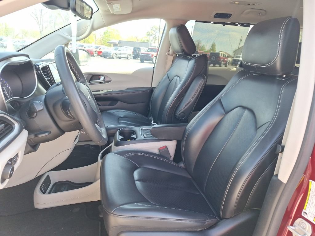 Used 2023 Chrysler Pacifica Touring-L FWD image 3